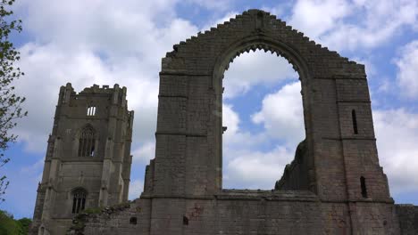Eine-Zeitrafferaufnahme-Von-Wolken,-Die-Sich-Hinter-Fountains-Abbey-In-England-Bewegen
