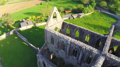 Eine-Erstaunliche-Umgekehrte-Enthüllen-Luftaufnahme-über-Die-Verlassene-Abtei-Tintern-In-Wales,-Vereinigtes-Königreich