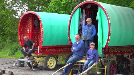 Los-Gitanos-Posan-Para-Una-Foto-En-Sus-Caravanas-De-Madera-A-Lo-Largo-De-Una-Calzada-En-Inglaterra