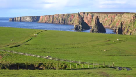 The-beautiful-Duncansby-Head-sea-stacks-in-Northern-Scotland