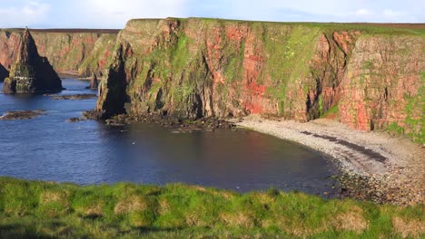 Toma-Panorámica-De-La-Hermosa-Duncansby-Head-Mar-Pilas-En-El-Norte-De-Escocia.