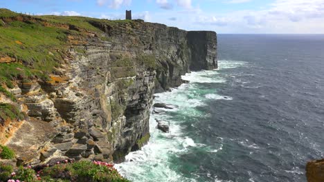 Aufnahme-Der-Wunderschönen,-Zerklüfteten-Meeresküste-Von-Schottland-Oder-Irland