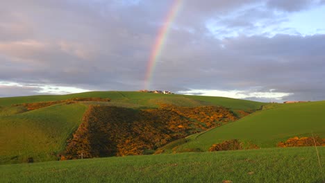 Ein-Schöner-Regenbogen-Bildet-Sich-über-Dem-Land-In-Schottland-Oder-Irland
