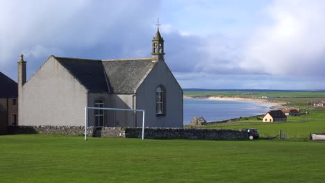 Una-Bonita-Iglesia-A-Lo-Largo-De-La-Costa-Abandonada-Del-Norte-De-Escocia.
