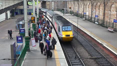 Ein-Zug-Kommt-An-Einem-Bahnhof-In-Einer-Generischen-Europäischen-Stadt-An