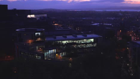 Una-Toma-De-Establecimiento-De-Un-Moderno-Edificio-De-Oficinas-En-Edimburgo,-Escocia-Por-La-Noche
