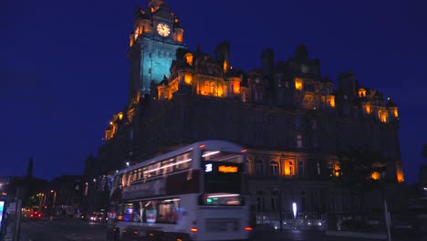 Una-Toma-De-Establecimiento-De-Edimburgo,-Escocia,-En-La-Noche-3