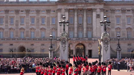 Die-Wachablösung-Im-Buckingham-Palace-London-1