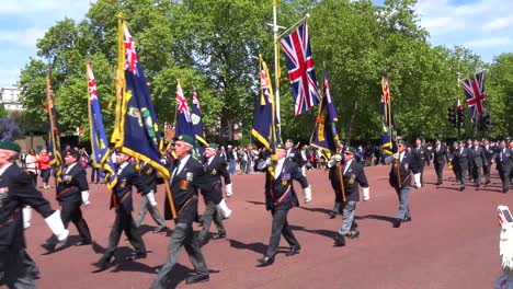 Britische-Armeeveteranen-Marschieren-In-Einer-Zeremoniellen-Parade-Durch-Das-Einkaufszentrum-In-London-England-1