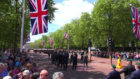 Britische-Armeeveteranen-Marschieren-In-Einer-Zeremoniellen-Parade-Durch-Das-Einkaufszentrum-In-London-England-2