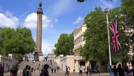 Eine-Einleitende-Aufnahme-Des-Trafalgar-Square-London-England-An-Einem-Sonnigen-Tag-1