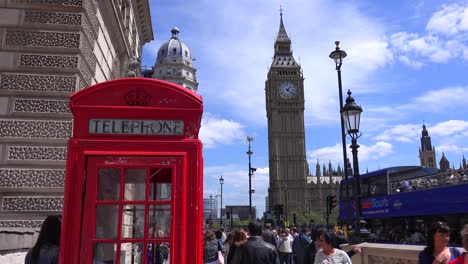 Eine-Ikonische-Rote-Telefonzelle-Vor-Big-Ben-Und-Houses-Of-Parliament-In-London-England?