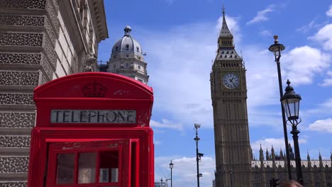 Eine-Ikonische-Rote-Telefonzelle-Vor-Big-Ben-Und-Parlamentsgebäuden-In-London-England-3