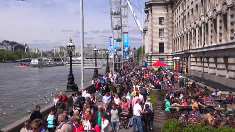 Grandes-Multitudes-Caminan-A-Lo-Largo-Del-Río-Támesis-En-Londres,-Inglaterra