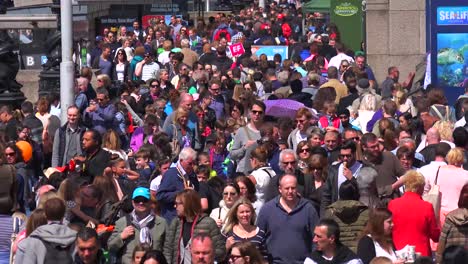 Große-Britische-Menschenmengen-Gehen-In-Einem-Geschäftsviertel-In-London-England