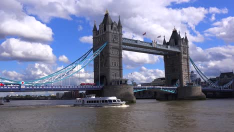 Eine-Einspielung-Der-Tower-Bridge-In-London-England-Mit-Einem-Boot,-Das-Darunter-Vorbeifährt