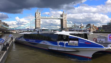 Ein-Hochleistungs-Schnellboot-Verlässt-Das-Dock-Mit-Dem-Tower-Of-London-Bridge-In-Der-Ferne