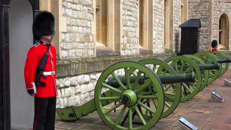 Beefeater-guards-at-the-Tower-Of-London-in-London-England