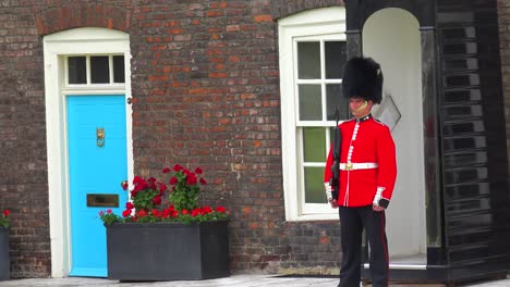 Guardia-Beefeater-En-La-Torre-De-Londres-En-Londres,-Inglaterra