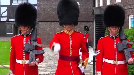 Beefeater-Cambio-De-Guardia-En-La-Torre-De-Londres-En-Londres,-Inglaterra