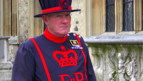 Guardia-Beefeater-En-La-Torre-De-Londres-En-Londres,-Inglaterra-1