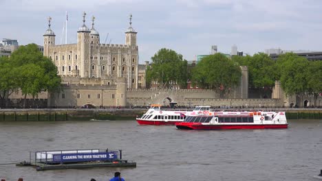 Boats-pass-on-the-Río-Thames-in-front-of-the-Tower-of-London