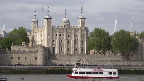 Boats-pass-on-the-Río-Thames-in-front-of-the-Tower-of-London-1