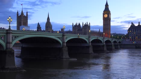 Dusk-shot-of-the-Río-Thames-with-Big-Ben-Parliament-and-Westminster-Abbey-distant-4
