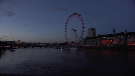 Boote-Passieren-Das-London-Eye-Entlang-Der-Themse-England-Bei-Nacht