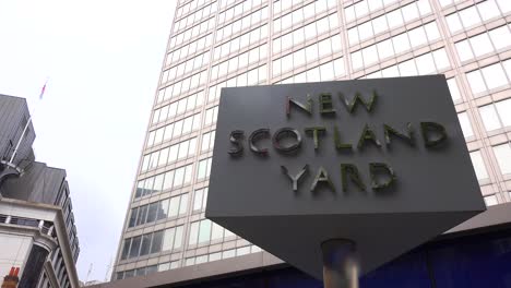 Un-Disparo-De-Establecimiento-De-Scotland-Yard-De-Londres,-Inglaterra