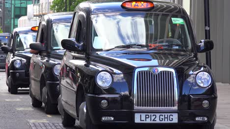 British-taxi-cabs-line-up-on-a-street