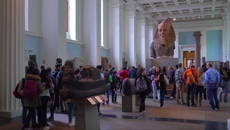 Besucher-Gehen-Durch-Die-Innengalerien-Des-British-Museum-In-London-England