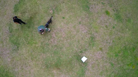 Vista-Aérea-Por-Encima-De-Un-Perro-K9-En-Entrenamiento-Entrenador-De-Ataque