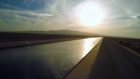 Eine-Luftaufnahme-über-Das-Aquädukt-Von-Los-Angeles-Bei-Sonnenuntergang