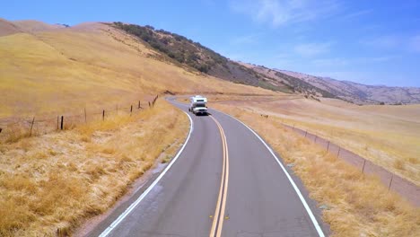 Una-Antena-Sobre-Una-Autocaravana-Viajando-Por-Una-Carretera-En-El-Centro-De-California