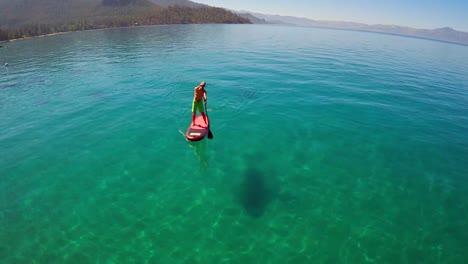 Eine-Luftaufnahme-über-Einem-Paddelboarder,-Der-Auf-Dem-See-Tahoe-Rudert-2