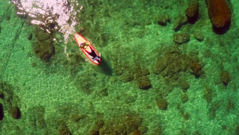 Eine-Luftaufnahme-Mit-Direktem-Blick-über-Einen-Paddelboarder,-Der-Auf-Dem-See-Tahoe-Rudert-1