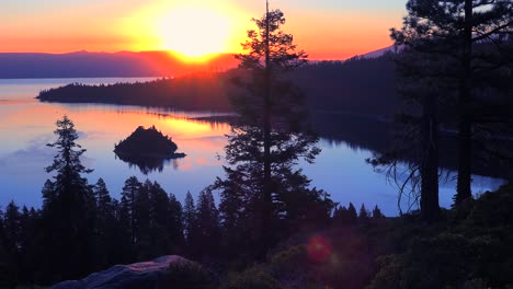 Ein-Wunderschöner-Sonnenaufgang,-Der-Die-Emerald-Bay-Am-Lake-Tahoe-Einführt-1