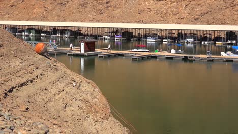 Houseboats-sit-in-low-water-at-Oroville-Lake-in-California-during-extreme-drought-1