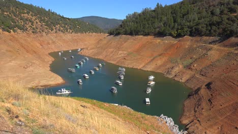 Hausboote-Sitzen-Bei-Niedrigwasser-Am-Oroville-Lake-In-Kalifornien-Während-Extremer-Dürre-2