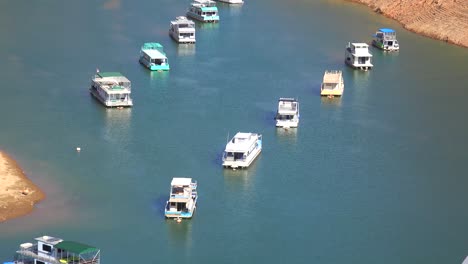 Zoom-out-from-houseboats-sitting-in-low-water-at-Oroville-Lake-in-California-during-extreme-drought