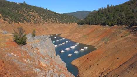 Wide-shot-of-houseboats-sitting-in-low-water-at-Oroville-Lake-in-California-during-extreme-drought-1