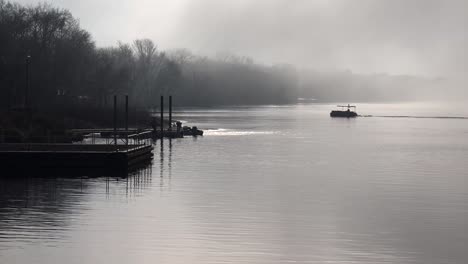 Fischerboote-Fahren-An-Einem-Nebligen-Morgen-Entlang-Des-Mississippi
