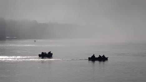 Fischerboote-Fahren-An-Einem-Nebligen-Morgen-Entlang-Des-Mississippi-1