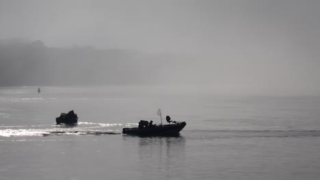 Fischerboote-Fahren-An-Einem-Nebligen-Morgen-Entlang-Des-Mississippi-2