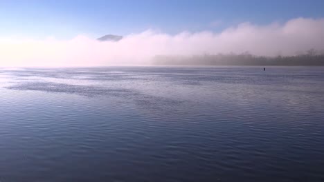 Una-Hermosa-Mañana-Neblinosa-Sobre-El-Río-Mississippi-A-Lo-Largo-De-La-Frontera-De-Wisconsin-Con-Iwa