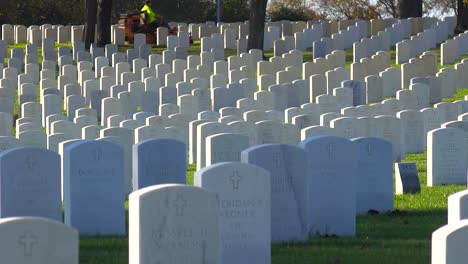 Establecimiento-De-Tiro-De-Un-Vasto-Cementerio-De-Guerra-Cerca-De-Milwaukee-Wisconsin-1