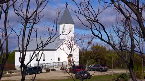 Eine-Hübsche-Weiße-Kirche-Auf-Dem-Land-Empfängt-Sonntagsbesucher