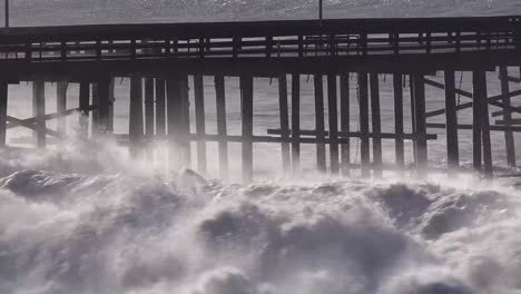 Riesige-Wellen-Krachen-An-Einem-Kalifornischen-Strand-Und-Pier-Während-Eines-Sehr-Großen-Sturmereignisses