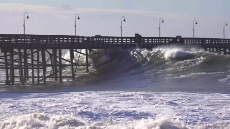 Riesige-Wellen-Stürzen-Während-Eines-Sehr-Großen-Sturmereignisses-An-Einem-Strand-Und-Pier-In-Kalifornien
